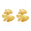 Schicke 18K Gold Ginkgoblatt-Ohrstecker mit feinen Blattadern auf weißem Hintergrund - Gold