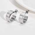 Pendientes de tuerca anchos en forma de C con acabado plateado pulido sobre blanco - Plata (F207)