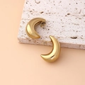 Schicke vergoldete hohle Halbmond-Ohrringe mit poliertem Finish auf Steinhintergrund - Gold