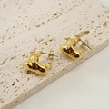 Dettaglio della trama lavica irregolare su orecchini placcati oro 18K su base di pietra - Oro (F324)