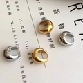 Details von massiven gold- und silbernen Tropfen-Ohrringen mit Hochglanzpolitur - Klein / Gold