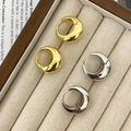 Poliertes Set aus goldenen und silbernen Creolen präsentiert in einer beige Samtbox - Groß (c224) / Gold