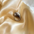 Macro-opname van zilveren vloeibaar metalen druppelring op champagne satijnen achtergrond - Zilveren Druppel Ring