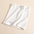 Primer plano de un calentador de cuello polar blanco con cordón ajustable y logo - Blanco