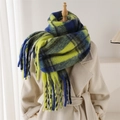 Neongelber und blauer Karo-Schal mit langen Fransen an einem Model im beigen Mantel Modell - 236x38cm (Mit Quasten) / Gelb