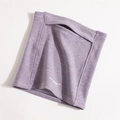 Detalle del calentador de cuello a rayas lila con textura de punto y logo de marca - Rayas Moradas