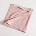 Detalle de calentador de cuello a rayas rosas y blancas con forro polar y logo - Rayas Rosas