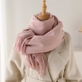 Sciarpa pied de poule rosa e bianca effetto cashmere con frange su un manichino in legno - 194cmx64cm / Rosa