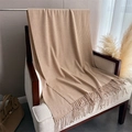 Dettaglio di sciarpa con motivo pied de poule beige e marrone e frange su sedia - 194cmx64cm / Marrone