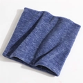 Dettaglio ravvicinato dello scaldacollo in maglia blu scuro con trama spessa mélange - Blu Notte
