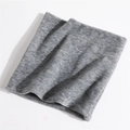 Dettaglio ravvicinato dello scaldacollo in maglia grigio medio con trama fine e morbida - grigio scuro
