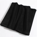 Dettaglio dello scaldacollo nero a doppio strato con morbida trama in pile - Nero