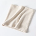 Nahaufnahme beiger Strick-Halswärmer mit HALOWINT-Schriftzug und weicher Fleece-Struktur - Beige