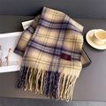Dettaglio della sciarpa a quadri con morbida trama tipo cashmere e frange lunghe - Beige