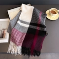 Détail d'une écharpe à carreaux style cachemire avec franges pliée dans un plateau chic - 200*68cm (Y Compris les Glands) / Bordeaux