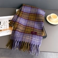 Dettaglio di sciarpa a quadri vintage in finto cashmere con nappe ed etichetta logo - Viola