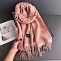 Schal aus Kaschmir-Imitat mit Karomuster in Rosa und Weiß und langen Fransen - Rosa
