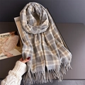 Écharpe à carreaux avec pompons, châle chaud épais en cachemire pour femme en hiver - Carreaux Gris Blanc et Tan (WT257-5)