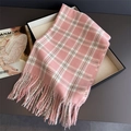 Gros plan d'une écharpe en maille à carreaux rose et blanc avec de longues franges - Carreaux Rose et Blanc Doux (WT257-6)