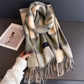 Nahaufnahme von kariertem Schal mit Fransen in Geschenkbox, weiche Kaschmir-Haptik - 200cmX53cm (Einschließlich Fransen) / Graugrünes Karo (WT245-3)