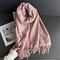 Rosa karierter Kaschmir-ähnlicher Schal mit Fransen auf einer Geschenkbox für den Winter - Rosa Karo