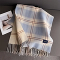 Detail van geruite sjaal met lichtblauwe en beige patronen en elegante franje kwastjes - 200cmX53cm (Inclusief Kwastjes) / Blauw (WT249-2)