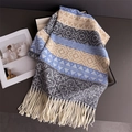 Dettaglio di sciarpa etnica con motivi geometrici, nappe color crema e maglia - Blu (WT262-1)
