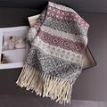 Dettaglio di scialle bohémien tipo cashmere con motivi geometrici e nappe di frangia - Grigio (WT262-3)