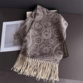 Makro-Detail des braunen Paisleymusters Kaschmir-Gefühl Schals mit feinen Fransenkanten - Jacquard Hellgraubraun