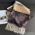 Dettaglio del motivo floreale paisley e frange su una morbida sciarpa invernale in cashmere - 200x70cm / Bianco Sporco