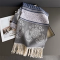 Dettaglio di sciarpa con motivi paisley e fiori con frange in una scatola regalo - 200x70cm / Grigio