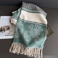 Dettaglio di sciarpa verde salvia con motivi floreali vintage e frange color crema - 200x70cm / Verde