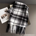 Gros plan d'une écharpe à carreaux noirs et blancs avec des franges dans une boîte - 200cm / Noir