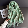 Dettaglio della sciarpa a scacchi verde chiaro con morbida trama effetto cashmere e frange - Verde (WT271-1)