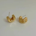 Dettaglio di orecchini a C a doppio strato dorati con finitura scanalata lucida - Taglia Piccola (E111) / Oro