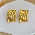 Dettaglio di orecchini quadrati placcati oro 18K con texture a righe verticali eleganti - 2.3*3.4cm / Oro