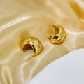Dettaglio orecchini a cerchio a C placcati oro 18 carati su sfondo di seta elegante - Oro