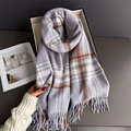 Detalle de bufanda suave de cuadros con flecos en gris y naranja, tacto de cachemira - Púrpura Claro
