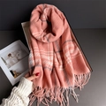 Bufanda de cuadros rosa y gris de tacto cachemira con flecos largos en caja de regalo de lujo - Rosa