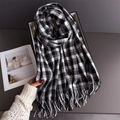 Gros plan d'une écharpe à carreaux noir et blanc avec franges dans un coffret - 200cmX68cm (Franges Incluses) / Noir