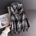 Detail of British plaid scarf with soft tassels in elegant gift box packaging - 200cmX68cm (Including Tassels) / Black