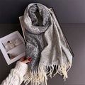 Detalle de la textura de bufanda de punto gris con borlas de color blanco roto - Blanco Gris (WT261-1)