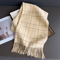 Dettaglio della sciarpa a quadri con morbide frange in giallo crema e motivi marroni - 200cmX65cm (comprese le nappe) / Giallo chiaro