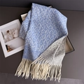 Detalle de bufanda azul y gris tacto cachemira con elegantes flecos largos beige - Azul (WT261-2)