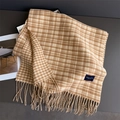 Dettaglio della sciarpa a quadri beige con morbida trama in cashmere e bordi con frange - 200x53cm / Marrone