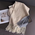 Detalle de bufanda bicolor beige y gris con flecos sobre una elegante caja de regalo - Beige Gris (WT261-5)