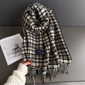Close-up of black and white plaid scarf with tassels and an elegant label detail - 200x53cm / Black