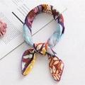 Foulard quadrato floreale in raso blu Tiffany e arancio con bordi cuciti viola - Fiore Geometrico (FX-25)