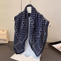 Carré de soie bleu marine à pois blancs disposé sur un mannequin de couture - 68x68cm / Bleu Marine