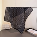 Élégant foulard en soie à pois et motifs géométriques, coloris noir et blanc raffiné - 68x68cm / Noir